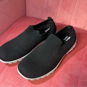 No Sox black men’s slip on sneaker only worn a few times
